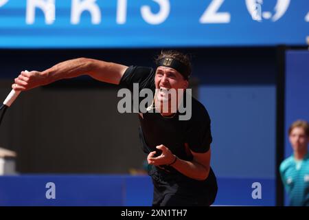 Parigi, Francia. 30 luglio 2024. Olimpiadi di Parigi: Tennis: Uomini: Alexander Zverev della Germania in azione contro Tomas Machac della Repubblica Ceca al Roland Garros durante le Olimpiadi di Parigi 2024. Crediti: Adam Stoltman/Alamy Live News Foto Stock