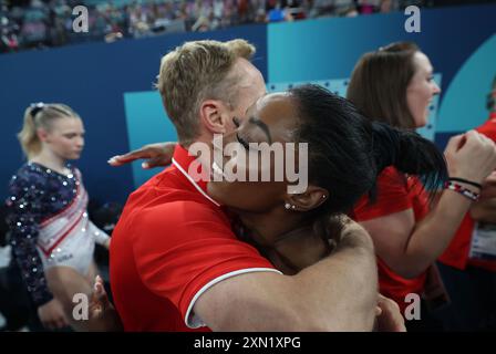 Parigi, Francia. 30 luglio 2024. Simone Biles degli Stati Uniti (R) abbraccia il suo allenatore dopo la finale di ginnastica artistica femminile ai Giochi Olimpici di Parigi 2024 a Parigi, Francia, 30 luglio 2024. Credito: Cao CAN/Xinhua/Alamy Live News Foto Stock