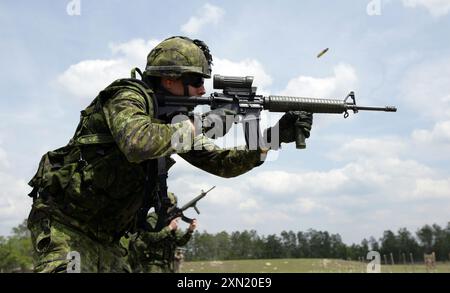 Un soldato canadese della compagnia Alpha, 3rd Battalion, 22nd Regiment prepara munizioni per esercitazioni di fucili durante Partnership of the Americas 2009 Foto Stock