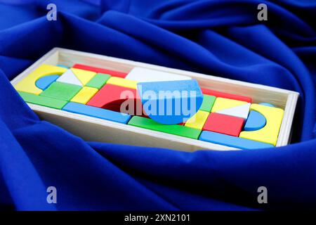 Scatola in legno con figure geometriche colorate Foto Stock