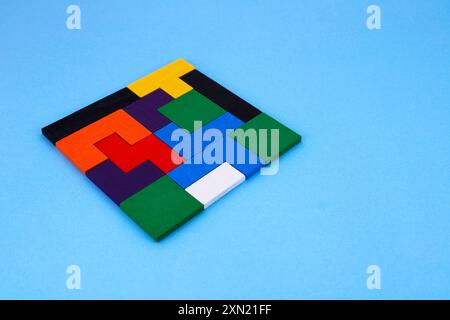 Quadrato fatto di pezzi colorati del puzzle Foto Stock