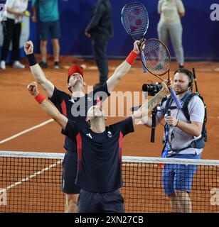 Parigi, Francia. 30 luglio 2024. Andy Murray celebra la vittoria con il compagno di squadra Dan Evans nel doppio del secondo turno contro il Belgio al Roland Garros il quarto giorno delle Olimpiadi di Parigi martedì 30 luglio 2024. La Gran Bretagna ha vinto la partita due set a uno in una pausa di tempo. Foto di Hugo Philpott/UPI credito: UPI/Alamy Live News Foto Stock