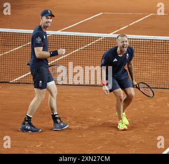 Parigi, Francia. 30 luglio 2024. Andy Murray celebra la vittoria con il compagno di squadra Dan Evans nel doppio del secondo turno contro il Belgio al Roland Garros il quarto giorno delle Olimpiadi di Parigi martedì 30 luglio 2024. La Gran Bretagna ha vinto la partita due set a uno in una pausa di tempo. Foto di Hugo Philpott/UPI credito: UPI/Alamy Live News Foto Stock