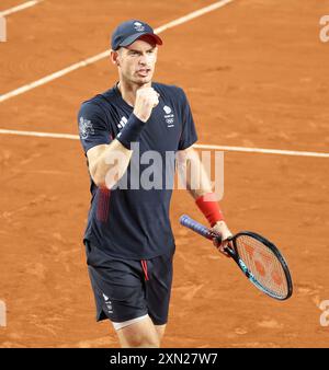 Parigi, Francia. 30 luglio 2024. Andy Murray celebra la vittoria con il compagno di squadra Dan Evans nel doppio del secondo turno contro il Belgio al Roland Garros il quarto giorno delle Olimpiadi di Parigi martedì 30 luglio 2024. La Gran Bretagna ha vinto la partita due set a uno in una pausa di tempo. Foto di Hugo Philpott/UPI credito: UPI/Alamy Live News Foto Stock