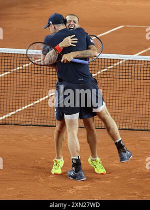 Parigi, Francia. 30 luglio 2024. Andy Murray celebra la vittoria con il compagno di squadra Dan Evans nel doppio del secondo turno contro il Belgio al Roland Garros il quarto giorno delle Olimpiadi di Parigi martedì 30 luglio 2024. La Gran Bretagna ha vinto la partita due set a uno in una pausa di tempo. Foto di Hugo Philpott/UPI credito: UPI/Alamy Live News Foto Stock