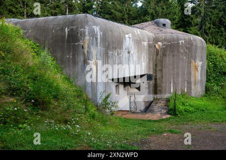 Il massiccio "R-H-S 76 Lom", componente del sistema di fortificazione cecoslovacco pre-seconda guerra mondiale nella Boemia orientale. Parte del museo della fortezza di Hanička. Foto Stock