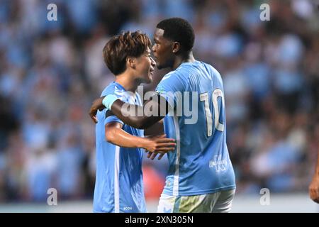 Mason Clark Harris (10 Coventry City) festeggia dopo aver segnato il secondo gol con Tatsuhiro Sakamoto (7 Coventry City) durante l'amichevole pre-stagione tra Coventry City e Everton alla Coventry Building Society Arena, Coventry, martedì 30 luglio 2024. (Foto: Kevin Hodgson | mi News) crediti: MI News & Sport /Alamy Live News Foto Stock