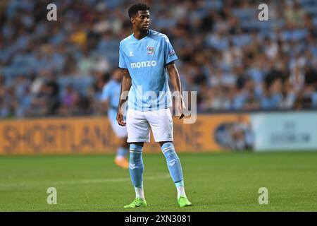 Justin OBikwu (49 Coventry City) guarda durante l'amichevole pre-stagione tra Coventry City e Everton alla Coventry Building Society Arena di Coventry martedì 30 luglio 2024. (Foto: Kevin Hodgson | mi News) crediti: MI News & Sport /Alamy Live News Foto Stock