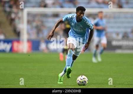 Justin OBikwu (49 Coventry City) controlla la palla durante l'amichevole pre-stagione tra Coventry City e Everton alla Coventry Building Society Arena, Coventry, martedì 30 luglio 2024. (Foto: Kevin Hodgson | mi News) crediti: MI News & Sport /Alamy Live News Foto Stock