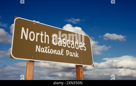 North Cascades National Park (Washington) Road cartello contro il cielo blu e le nuvole. Foto Stock