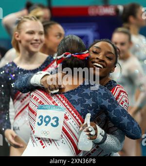 Parigi, Ile de France, Francia. 30 luglio 2024. Simone Biles degli Stati Uniti abbraccia Jordan Chiles dopo aver gareggiato nei bar irregolari durante la finale di ginnastica artistica a squadre femminile all'Arena Bercy durante le Olimpiadi estive di Parigi 2024 Arena Bercy il 30 luglio 2024 a Parigi. (Credit Image: © Paul Kitagaki Jr./ZUMA Press Wire) SOLO PER USO EDITORIALE! Non per USO commerciale! Foto Stock