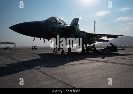 Gli U.S. Airmen assegnati al 336th Fighter Generation Squadron, Seymour Johnson Air Force base (AFB), Carolina del Nord, si preparano a caricare un Captive Air Training Missile 120B su un F-15E Strike Eagle durante una gara di carico di armi a Nellis AFB, Nevada, il 26 luglio 2024. Questa competizione si tenne durante la Red Flag-Nellis 24-3 e fu anche frequentata da unità in visita da Spangdahlem Air base, Shaw AFB, Joint base Langley-Eustis, Seymour Johnson AFB e Hill AFB. (Foto dell'aeronautica militare statunitense di staff Sgt. Jose Miguel T. Tamondong) Foto Stock