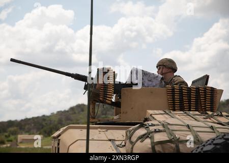 I soldati della Guardia Nazionale del Texas dell'Alpha Troop, 1st Squadron, 112th Cavalry Regiment, si preparano per la loro esercitazione di qualificazione alle armi a cavallo il 20 luglio 2024 a ft. Cavazos, Texas, come parte della loro formazione annuale. Foto Stock