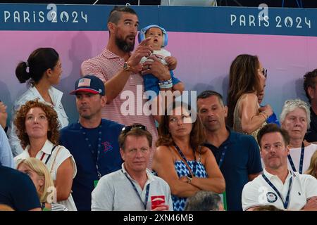 Michael Phelps celebra le medaglie d'oro del Team United States durante la finale a squadre femminile di ginnastica artistica il quarto giorno dei Giochi Olimpici di Parigi 2024 alla Bercy Arena il 30 luglio 2024 a Parigi, in Francia. Foto Stock