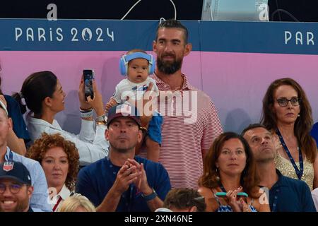 Michael Phelps celebra le medaglie d'oro del Team United States durante la finale a squadre femminile di ginnastica artistica il quarto giorno dei Giochi Olimpici di Parigi 2024 alla Bercy Arena il 30 luglio 2024 a Parigi, in Francia. Foto Stock