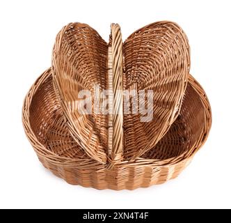 Un cestino da picnic in vimini con coperchi isolati di colore bianco Foto Stock