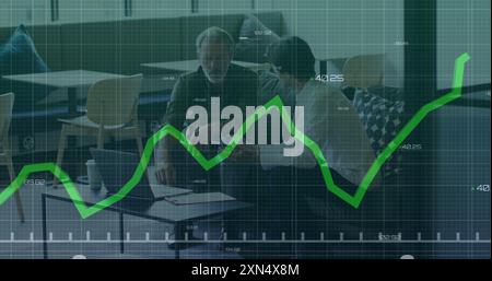 Immagine dell'elaborazione dei dati finanziari su diversi colleghi che discutono di lavoro in ufficio Foto Stock