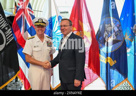 Honolulu, Stati Uniti. 30 luglio 2024. Il ministro della difesa Boris Pistorius (r, SPD) è accolto con onori militari dall'ammiraglio Samuel, comandante della flotta del Pacifico degli Stati Uniti, Paparo (l) presso lo USS Arizona Memorial a Pearl Harbor. Tra le altre cose, il politico SPD sta visitando l'esercitazione militare Rim of the Pacific guidata dagli Stati Uniti (RIMPAC, 26.06. Al 02.08.2024) alle Hawaii. Credito: Soeren Stache/dpa/Alamy Live News Foto Stock