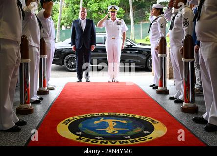 Honolulu, Stati Uniti. 30 luglio 2024. Il ministro della difesa Boris Pistorius (l, SPD) è accolto con onori militari dall'ammiraglio Samuel, comandante della flotta del Pacifico degli Stati Uniti, Paparo (r) presso lo USS Arizona Memorial a Pearl Harbor. Tra le altre cose, il politico SPD sta visitando l'esercitazione militare Rim of the Pacific guidata dagli Stati Uniti (RIMPAC, 26.06. Al 02.08.2024) alle Hawaii. Credito: Soeren Stache/dpa/Alamy Live News Foto Stock