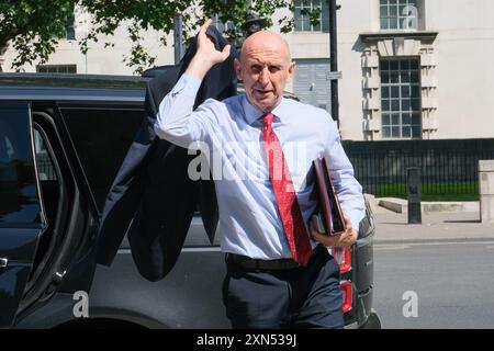 John Healey, Segretario di Stato per la difesa, arriva a Whitehall per una riunione all'Ufficio del Gabinetto. Foto Stock