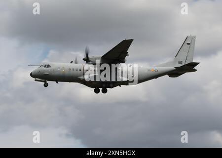 T,21-03/35-03, un aereo da trasporto CASA C-295M operato dalla forza aerea e spaziale spagnola, che arriva alla RAF Fairford nel Gloucestershire, Inghilterra come supporto al contingente dell'aeronautica spagnola che partecipa al Royal International Air Tattoo 2024 (RIAT24). Foto Stock