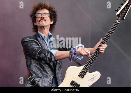 REGNO UNITO. 28 luglio 2024. Frankie Poullain della band The Darkness si esibisce sul palco principale del Latitude Festival. Il Latitude Festival torna a Henham Park, Suffolk. Musica dal vivo dal festival inclusa sul palco principale / Obelisk Arena tra cui Lottery Winners, The Darkness, Rag N Bone Man, Nile Rogers e Chic e Duran Duran. Dal vivo al secondo stadio David Duchovny suona dal vivo con la sua band. (Foto di Bonnie Britain/SOPA Images/Sipa USA) credito: SIPA USA/Alamy Live News Foto Stock