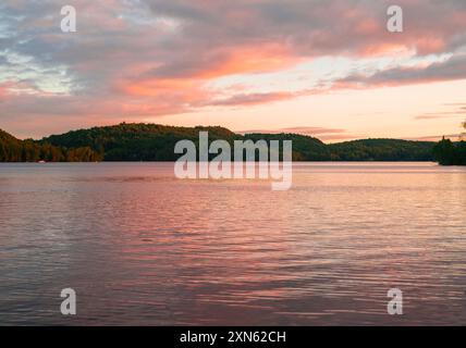 Tramonto bellissimo e colorato su un lago a la Minerve, Québec Foto Stock