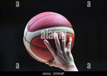 Arbitro Amy Bonner (USA) con in mano una palla da basket. Torneo di qualificazione olimpica FIBA. Pireo 2024. Foto Stock