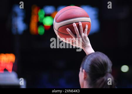 Arbitro Amy Bonner (USA) con in mano una palla da basket. Torneo di qualificazione olimpica FIBA. Pireo 2024. Foto Stock