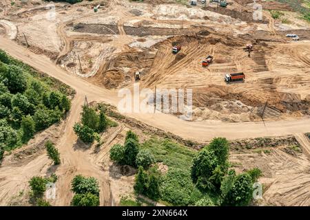 lavori di terra. livellamento del terreno. preparazione del terreno per la costruzione. ampia vista aerea del cantiere. Foto Stock