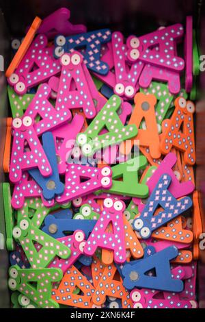 Alfabeto colorato lettera le icone in magazzino in vista Foto Stock