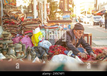 Alanya, Turchia, 18 gennaio 2019: Rivenditore di antiquariato al mercato di strada Foto Stock