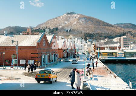 Hakodate, Hokkaido, Giappone - 11 febbraio 2024: Veduta del magazzino di mattoni rossi di Kanemori e della città portuale in inverno Foto Stock