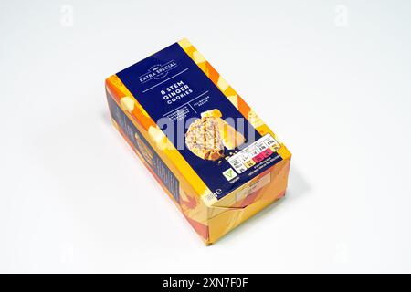 Una scatola di biscotti allo zenzero ASDA Extra Special a 8 steli su sfondo bianco. Foto Stock