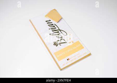 Un bar del cioccolato bianco belga su sfondo bianco. Foto Stock