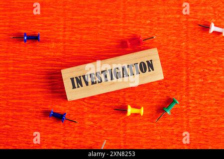 Business, tecnologia, Internet e concetto di networking. Una parola INVESTIGATIVA ha scritto l'iscrizione sui blocchi su sfondo arancione Foto Stock