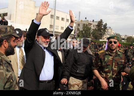 Il primo ministro palestinese nella Striscia di Gaza Ismail Haniyeh, partecipa a una cerimonia di laurea per un programma di formazione in stile militare nei FILE DI Gaza il primo ministro palestinese nella Striscia di Gaza Ismail Haniyeh, partecipa a una cerimonia di laurea per un programma di formazione in stile militare a Gaza City il 14 gennaio 2014. Circa 13.000 studenti hanno aderito al corso, che è volto a prepararli per la liberazione della Palestina da Israele , hanno detto i funzionari di Hamas. Le guardie rivoluzionarie iraniane hanno dichiarato il 31 luglio 2024 che il capo del gruppo militante palestinese di Hamas, Ismail Haniyeh, è stato ucciso a Teheran insieme a uno dei suoi bo Foto Stock