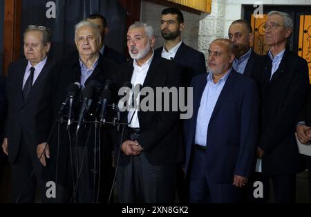 Il capo palestinese di Hamas nella striscia di Gaza, Ismail Haniyeh, incontra il presidente del comitato elettorale centrale palestinese Hana Naser NOMINA il capo palestinese di Hamas nella striscia di Gaza Ismail Haniyeh, tiene un discorso durante una conferenza stampa a Gaza City, il 26 novembre 2019. Le guardie rivoluzionarie iraniane hanno dichiarato il 31 luglio 2024 che il capo del gruppo militante palestinese di Hamas, Ismail Haniyeh, è stato ucciso a Teheran insieme ad una delle sue guardie del corpo. Foto di Ashraf Amra città di Gaza Striscia di Gaza territorio palestinese 310724 Archive Haniyeh 0024 Copyright: XapaimagesxAshrafxAmraxxxapaimagesx Foto Stock