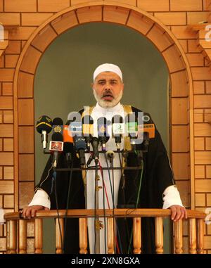 Il deposto primo ministro palestinese Ismail Haniyeh rifiuta durante le preghiere del venerdì alla Moschea Occidentale, a Gaza City. I FASCICOLI deposti il primo ministro palestinese Ismail Haniyeh declama durante le preghiere del venerdì alla Moschea Occidentale, a Gaza. Le guardie rivoluzionarie iraniane hanno dichiarato il 31 luglio 2024 che il capo del gruppo militante palestinese di Hamas, Ismail Haniyeh, è stato ucciso a Teheran insieme ad una delle sue guardie del corpo. Striscia di Gaza Autorità palestinese 310724 Archive Haniyeh 0037 Copyright: XapaimagesxMohammedxOstazx/xapaimagesx Foto Stock