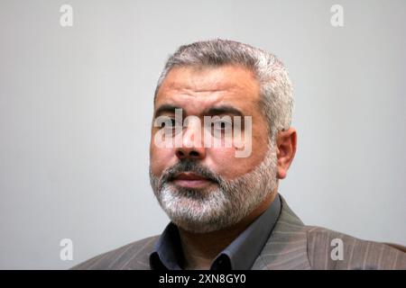 Il leader di Hamas, Ismail Haniyeh, visita l'edificio del tribunale di Gaza. FILE il leader di Hamas, Ismail Haniyeh, visita l'edificio del tribunale di Gaza. Il Presidente palestinese Mahmoud Abbas non ha ammorbidito la sua posizione sulla riconciliazione con Hamas e il dialogo dipende ancora dalla cessione della Striscia di Gaza da parte degli islamisti, ha detto gli assistenti giovedì. Le guardie rivoluzionarie iraniane hanno dichiarato il 31 luglio 2024 che il capo del gruppo militante palestinese di Hamas, Ismail Haniyeh, è stato ucciso a Teheran insieme ad una delle sue guardie del corpo. Striscia di Gaza Autorità palestinese 310724 Archive Haniyeh 0032 Copyright: XapaimagesxAshrafxAmrax/xapaima Foto Stock