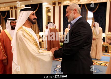 Il presidente degli Emirati arabi Uniti riceve, primo ministro della striscia di Gaza e membro di spicco del movimento di Hamas, Ismail Haniyeh FilePresidente degli Emirati arabi Uniti, primo ministro della striscia di Gaza e membro di spicco del movimento di Hamas, Ismail Haniyeh durante il suo accesso agli Emirati, il 13 febbraio 2012 le guardie rivoluzionarie iraniane hanno dichiarato che il 31 luglio 2024 il capo del gruppo militante palestinese di Hamas, Ismail Haniyeh, è stato ucciso a Teheran insieme a una delle sue guardie del corpo. Foto di Mohammed al-Ostaz Gaza, Striscia di Gaza, territorio palestinese 310724 Archive Haniyeh 0060 Foto Stock