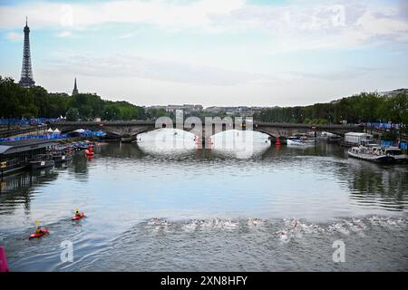 Parigi, Francia. 31 luglio 2024. Le atlete nuotano nella Senna durante la gara individuale di triathlon femminile ai Giochi Olimpici di Parigi 2024, mercoledì 31 luglio 2024 a Parigi, Francia. I Giochi della XXXIII Olimpiade si svolgono a Parigi dal 26 luglio all'11 agosto. La delegazione belga conta 165 atleti in 21 sport. BELGA PHOTO JASPER JACOBS credito: Belga News Agency/Alamy Live News Foto Stock