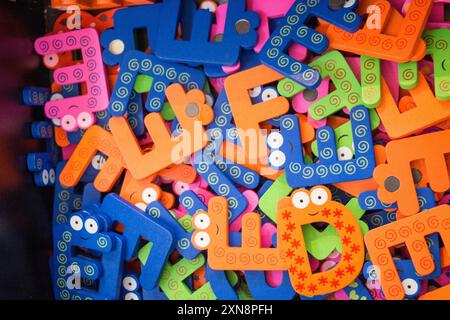 Alfabeto colorato lettera le icone in magazzino in vista Foto Stock