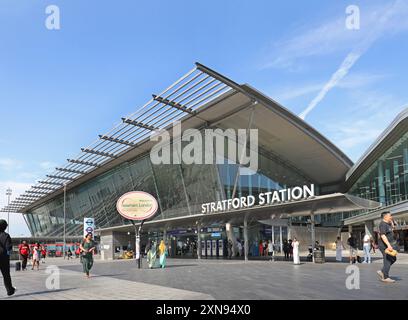 Stazione di Stratford nella zona est di Londra, Regno Unito. Un importante interscambio tra cui metropolitana, Overground, Elizabeth Line, DLR e la linea principale Greater Anglia. Foto Stock