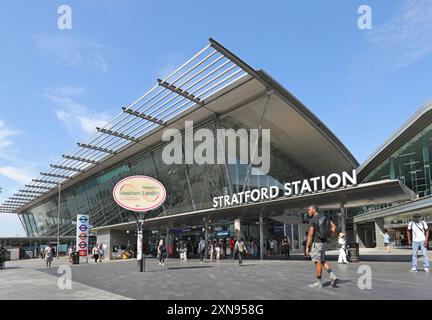 Stazione di Stratford nella zona est di Londra, Regno Unito. Un importante interscambio tra cui metropolitana, Overground, Elizabeth Line, DLR e la linea principale Greater Anglia. Foto Stock