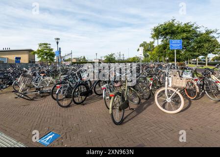 Venlo, Paesi Bassi - 25 settembre 2023: Vista sulla strada di Venlo con parcheggio per biciclette vicino alla stazione ferroviaria centrale nella città olandese di Venlo, T Foto Stock