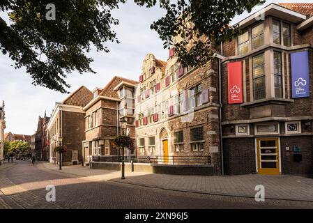 Venlo, Paesi Bassi - 25 settembre 2023: Vista sulla strada della città vecchia di Venlo con pedoni, caffè e negozi nella città olandese di Venlo, provincia di Limbu Foto Stock