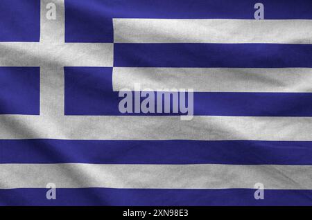 Bandiera greca raffigurata su tessuto ondulato piegato di vecchio panno primo piano Foto Stock