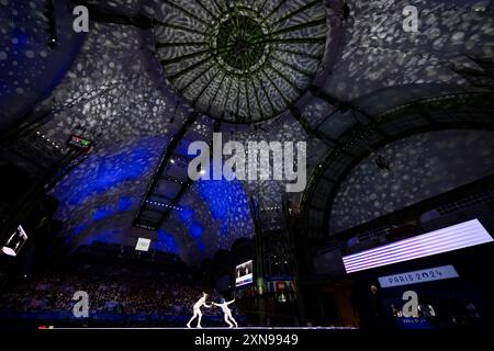 Parigi, Francia. 30 luglio 2024. Le francesi Auriane Mallo Breton e Alberta Santucci competono nel match a squadre femminile Epee alle Olimpiadi di Parigi del 2024, in Francia, il 30 luglio 2024. L'Italia ha vinto l'oro dalla Francia rivale nella squadra femminile. Crediti: Ondrej Deml/CTK Photo/Alamy Live News Foto Stock