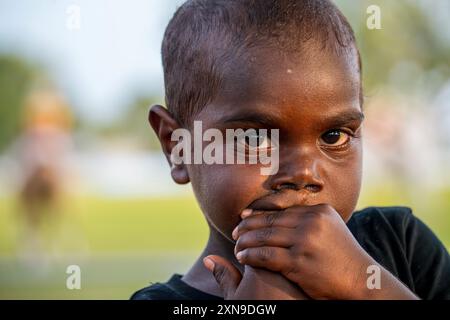 Darwin, Australia - 27 luglio 2024: Ritratto di un bambino aborigeno australiano al Royal Darwin Show del 2024. Foto Stock